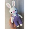 Conejo Amigurumi tejido a Crochet comparado con la mano