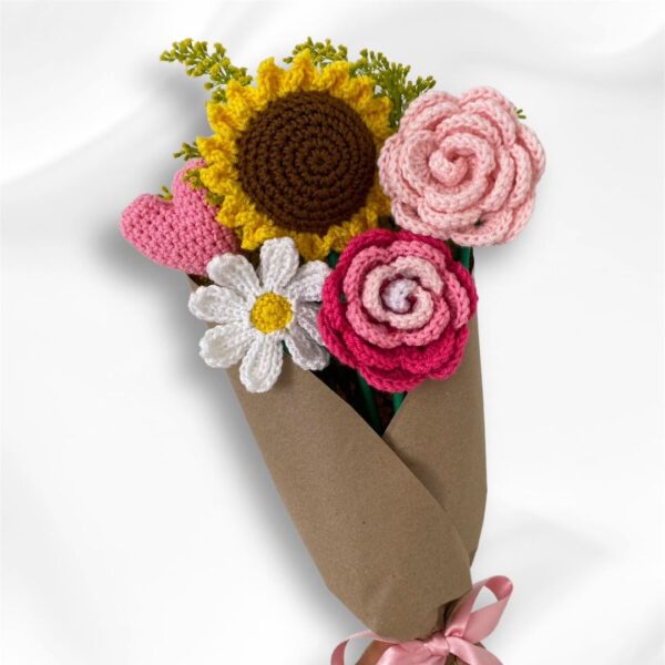 Ramo de Girasol con 2 Rosas, Margarita y Corazón tejido a Crochet