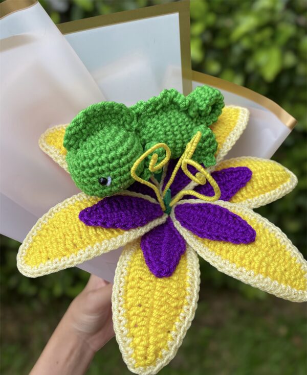 Flor de Rapunzel y Pascal Amigurumi Tejidos a Crochet de lado